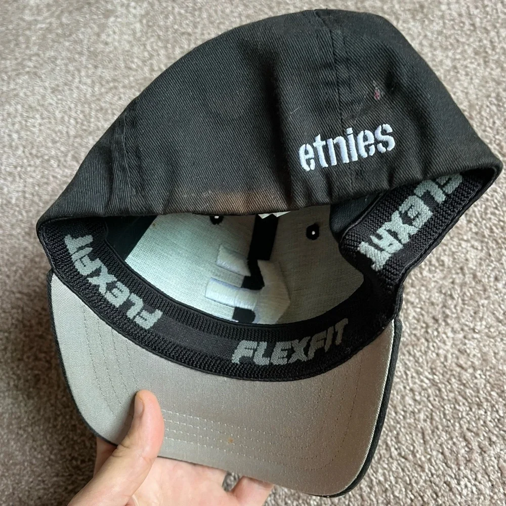 VTG 00’s / Y2K Etnies Youth Black Cap